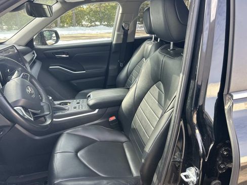 Used 2023 Toyota Highlander XLE image 16