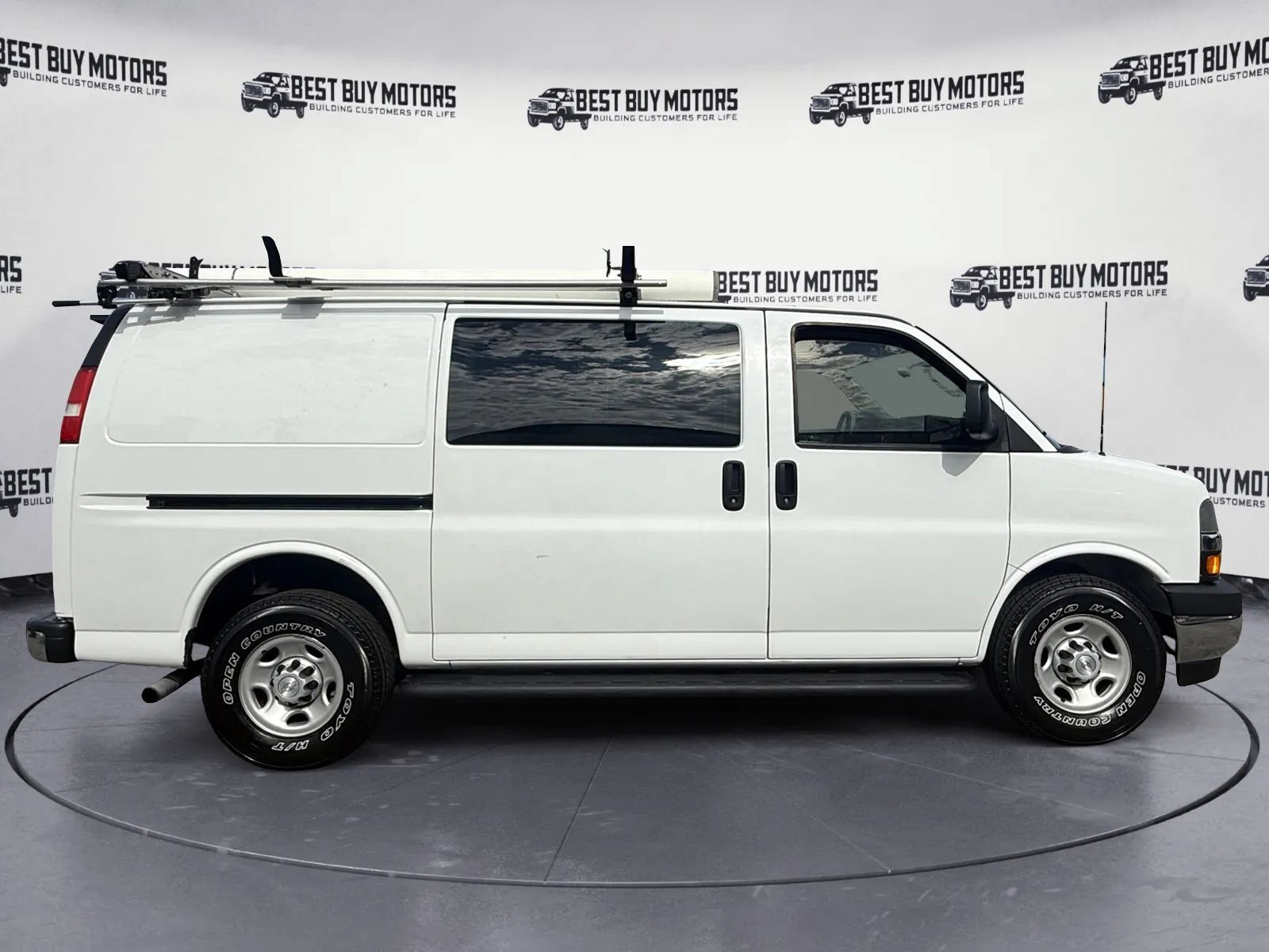Used 2018 Chevrolet Express 2500 w/ Driver Convenience Package RWD image 9