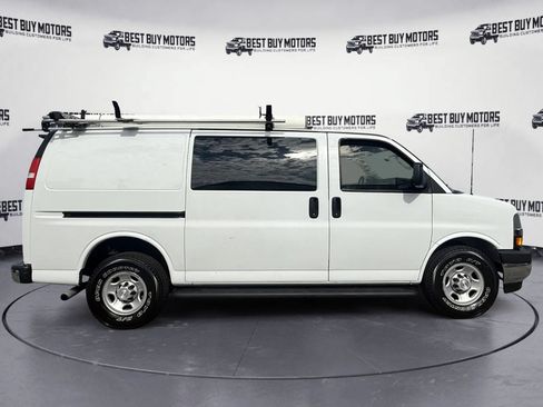 Used 2018 Chevrolet Express 2500 w/ Driver Convenience Package RWD image 9