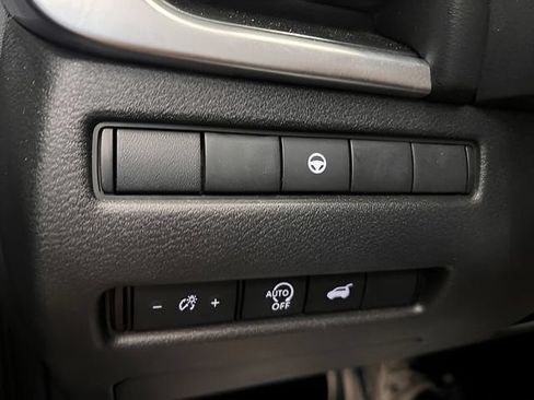 Used 2025 Nissan Rogue SV AWD/4WD image 9