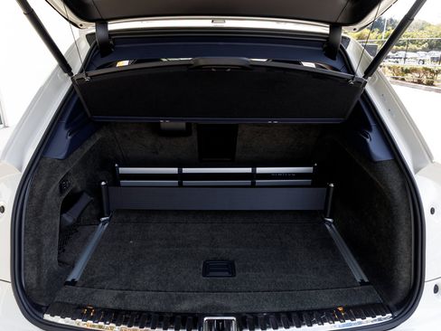 Used 2023 Bentley Bentayga Extended Wheelbase image 21