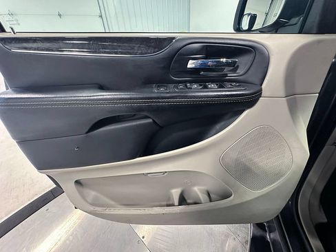 Used 2016 Chrysler Town & Country Touring w/ Driver Convenience Group FWD image 16