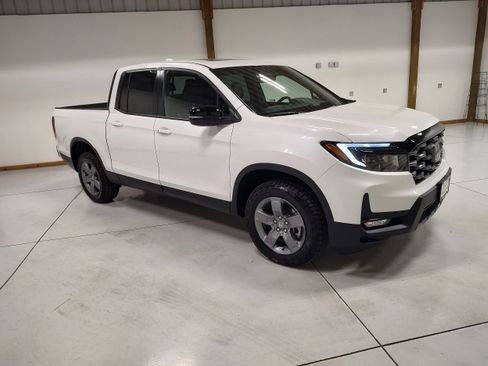 Used 2025 Honda Ridgeline TrailSport image 2