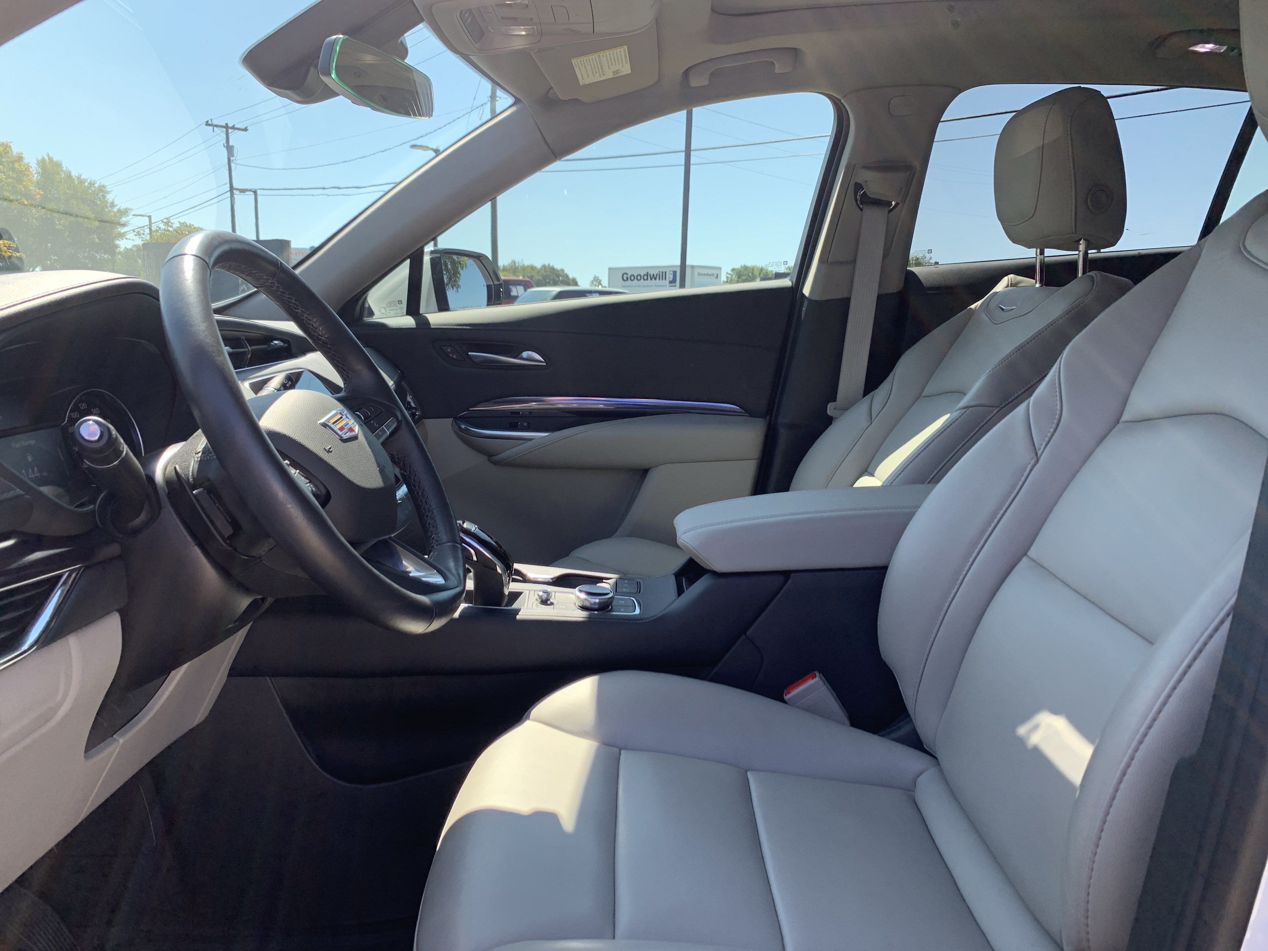 Used 2023 Cadillac XT4 Luxury w/ Cold Weather Package FWD image 16