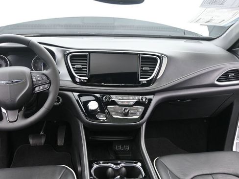 Used 2025 Chrysler Pacifica Limited image 22