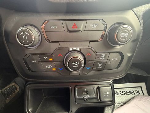 Used 2018 Jeep Renegade Limited FWD image 19