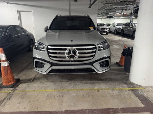 Used 2025 Mercedes-Benz GLS 450 4MATIC image 2