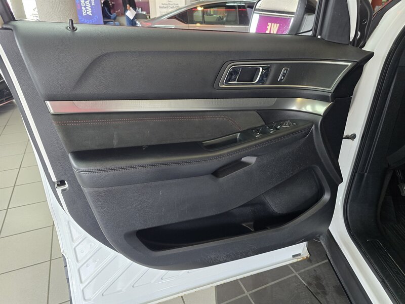 Used 2018 Ford Explorer XLT w/ Equipment Group 202A AWD/4WD image 7