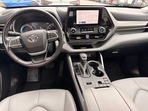Used 2023 Toyota Highlander XLE AWD/4WD image 19