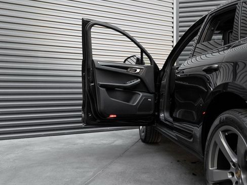 Certified 2025 Porsche Macan image 13
