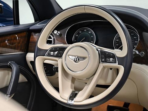 Used 2018 Bentley Bentayga image 7