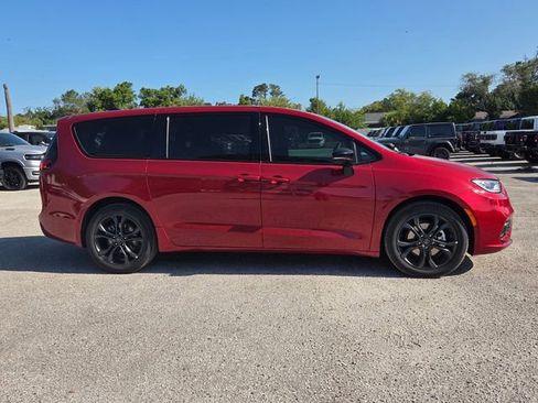 New 2026 Chrysler Pacifica Select FWD image 8