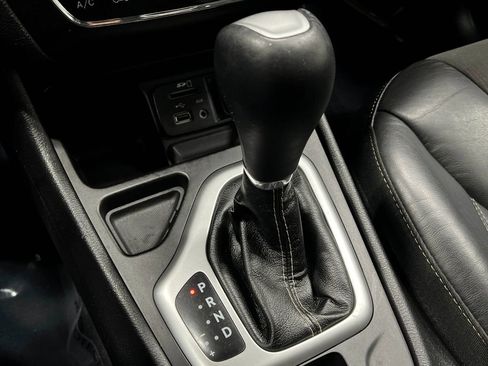 Used 2018 Jeep Cherokee Latitude Plus w/ Comfort/Convenience Group FWD image 29