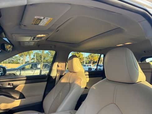 Used 2025 Toyota Highlander XLE image 3