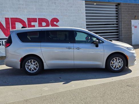 New 2026 Chrysler Pacifica Select image 8