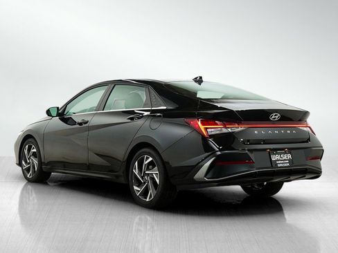 Used 2025 Hyundai Elantra SEL image 3