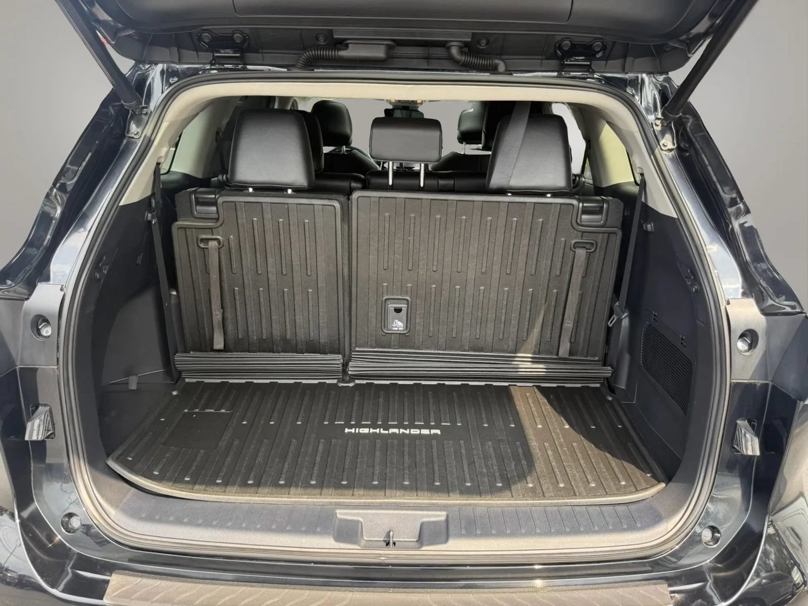 Used 2021 Toyota Highlander XLE AWD/4WD image 40
