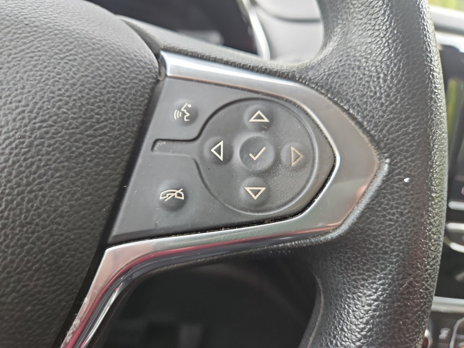 Used 2020 Chevrolet Traverse LS FWD image 24