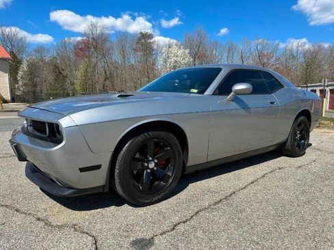 Used 2014 Dodge Challenger SXT RWD image 1