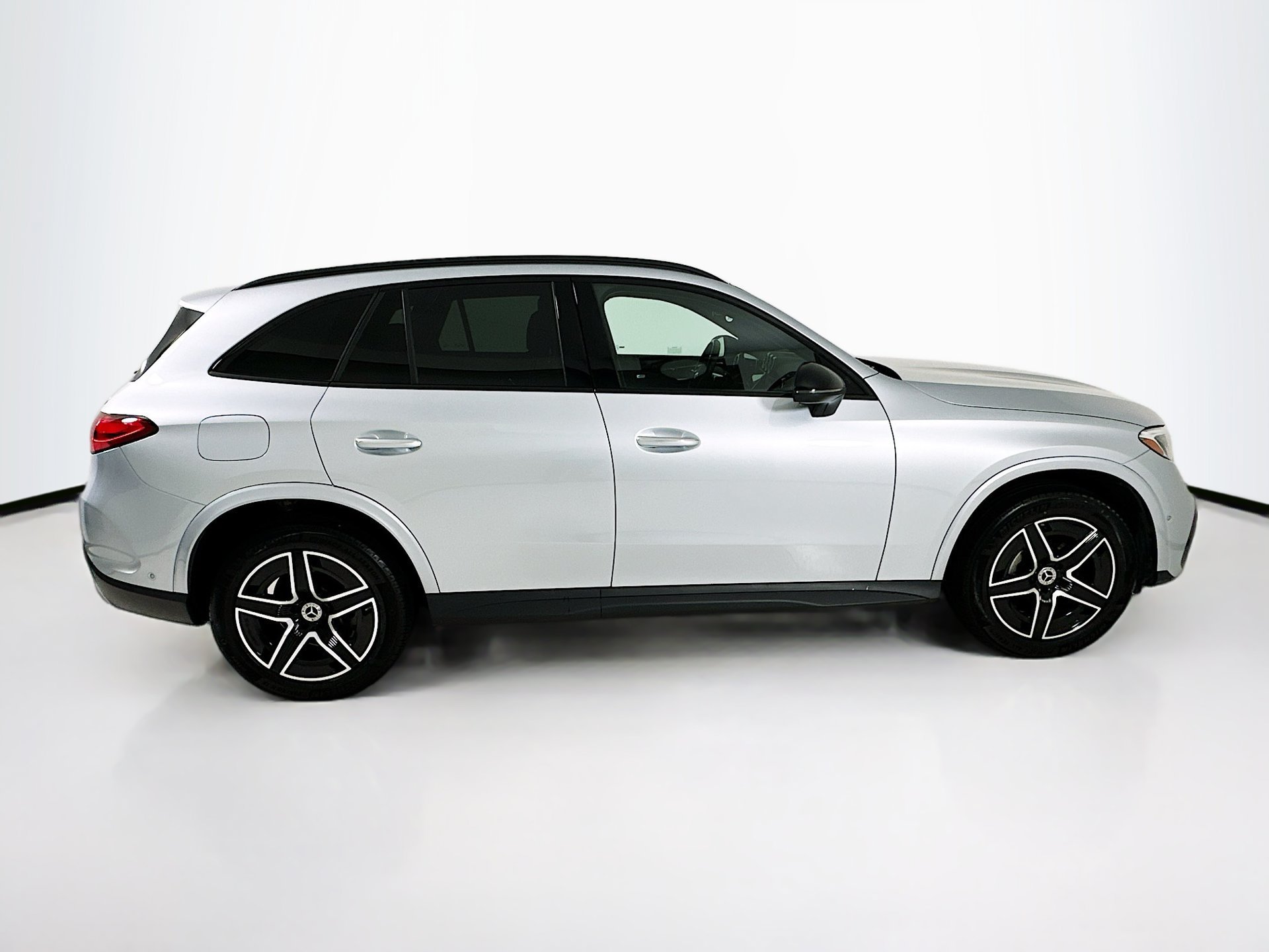 Used 2025 Mercedes-Benz GLC 300 4MATIC image 9
