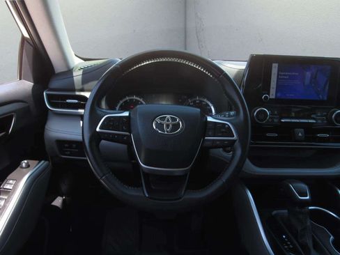 Used 2023 Toyota Highlander LE FWD image 22
