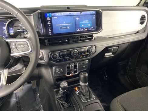 Used 2025 Jeep Wrangler Unlimited Sahara w/ Safety Group AWD/4WD image 28