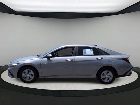 Used 2024 Hyundai Elantra SE FWD image 6