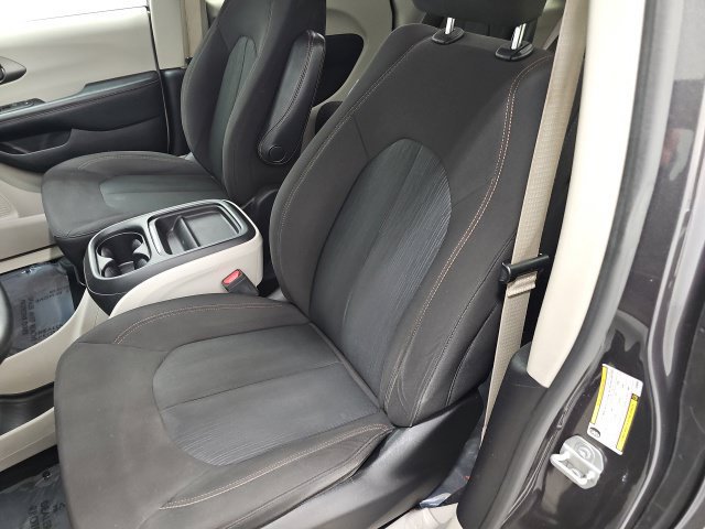 Used 2020 Chrysler Pacifica Touring w/ Cold Weather Group FWD image 15