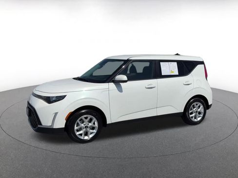 Used 2025 Kia Soul LX w/ LX Technology Package FWD image 8