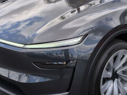 Used 2026 Tesla Model Y AWD image 6