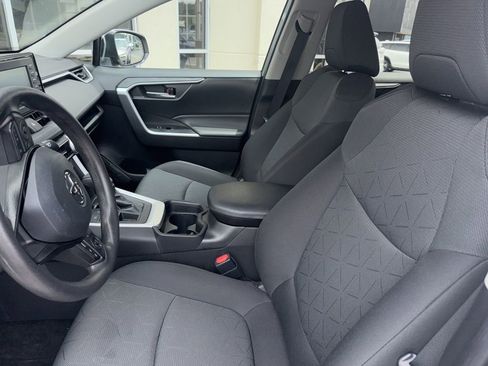 Used 2021 Toyota RAV4 XLE AWD/4WD image 2