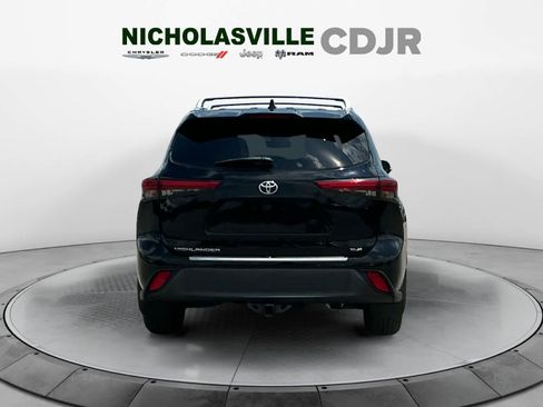 Used 2023 Toyota Highlander XLE FWD image 4