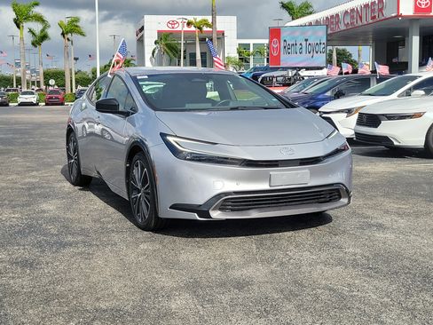 Used 2025 Toyota Prius XLE FWD image 2