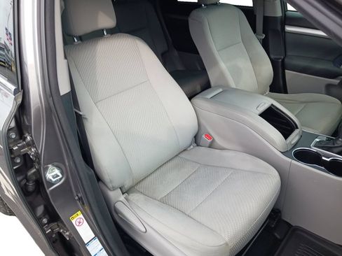 Used 2017 Toyota Highlander LE AWD/4WD image 26