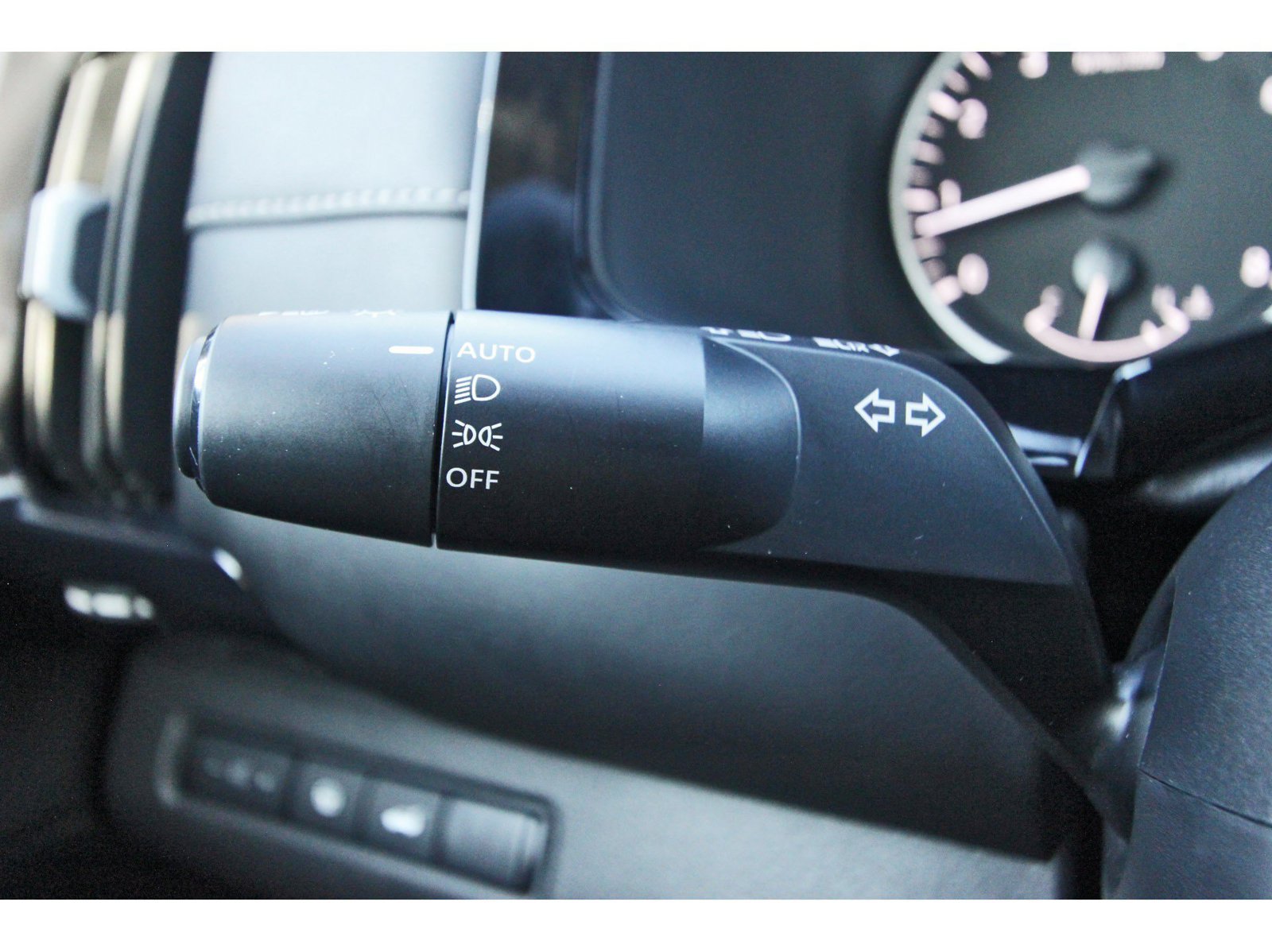 Certified 2025 Nissan Pathfinder SV FWD image 22