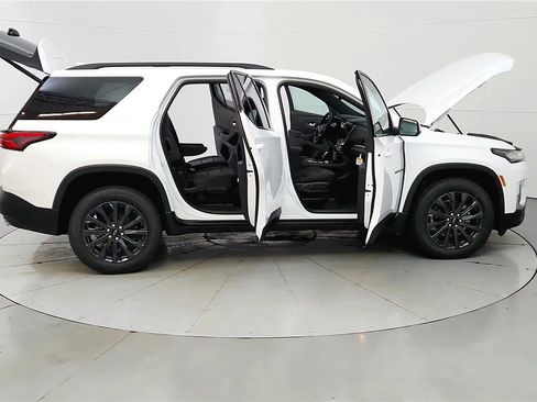 Used 2023 Chevrolet Traverse RS FWD image 34