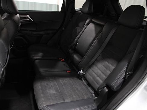 Used 2023 Mitsubishi Outlander SE image 19