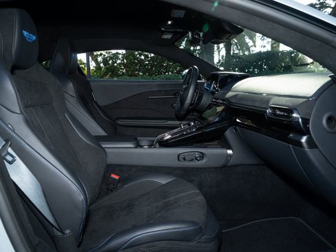 Used 2025 Aston Martin V8 Vantage Coupe image 16