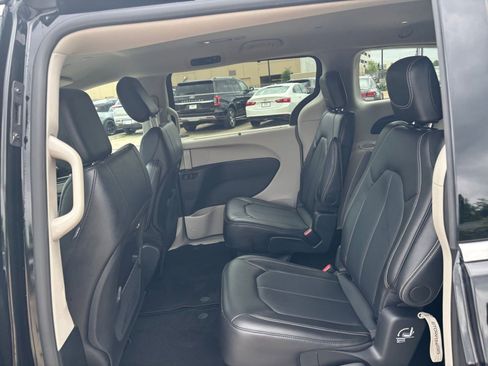 Used 2024 Chrysler Pacifica Touring-L image 25
