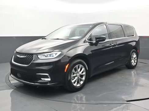 Used 2026 Chrysler Pacifica Limited FWD image 25