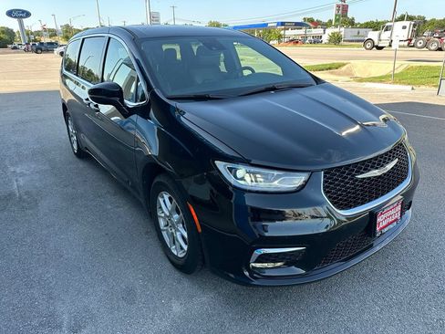 Used 2025 Chrysler Pacifica Select FWD image 4