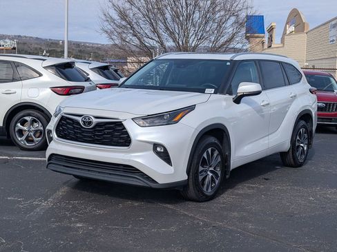 Used 2022 Toyota Highlander XLE image 3