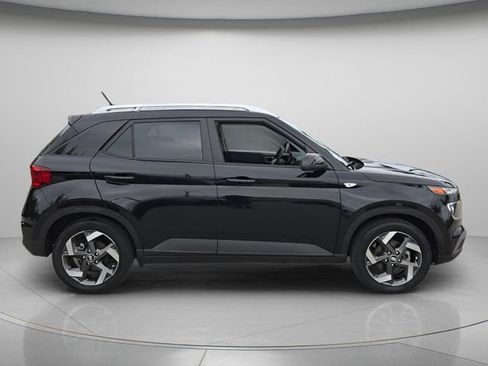 Used 2023 Hyundai Venue SEL FWD image 4