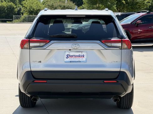 Used 2021 Toyota RAV4 XLE FWD image 5
