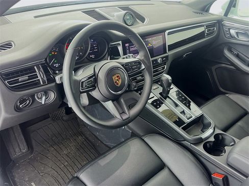 Certified 2025 Porsche Macan image 3