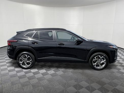 Used 2025 Chevrolet Trax LT FWD image 7