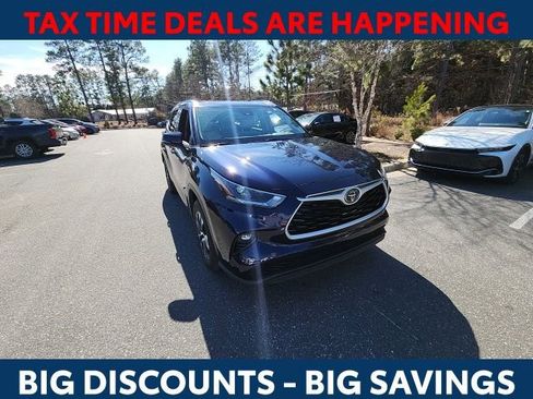 Used 2021 Toyota Highlander XLE image 3