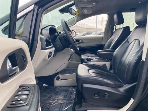 Used 2023 Chrysler Pacifica Touring-L FWD image 21