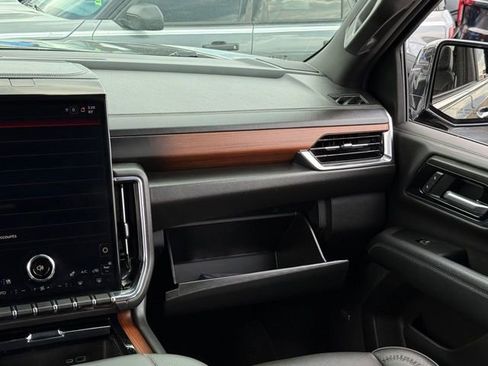 Used 2025 GMC Yukon XL Denali AWD/4WD image 38