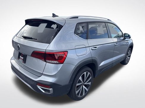 Certified 2024 Volkswagen Taos SE image 5